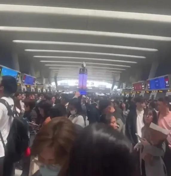 杭州东站惊现悲剧，有人跳入股道被撞，官方迅速通报